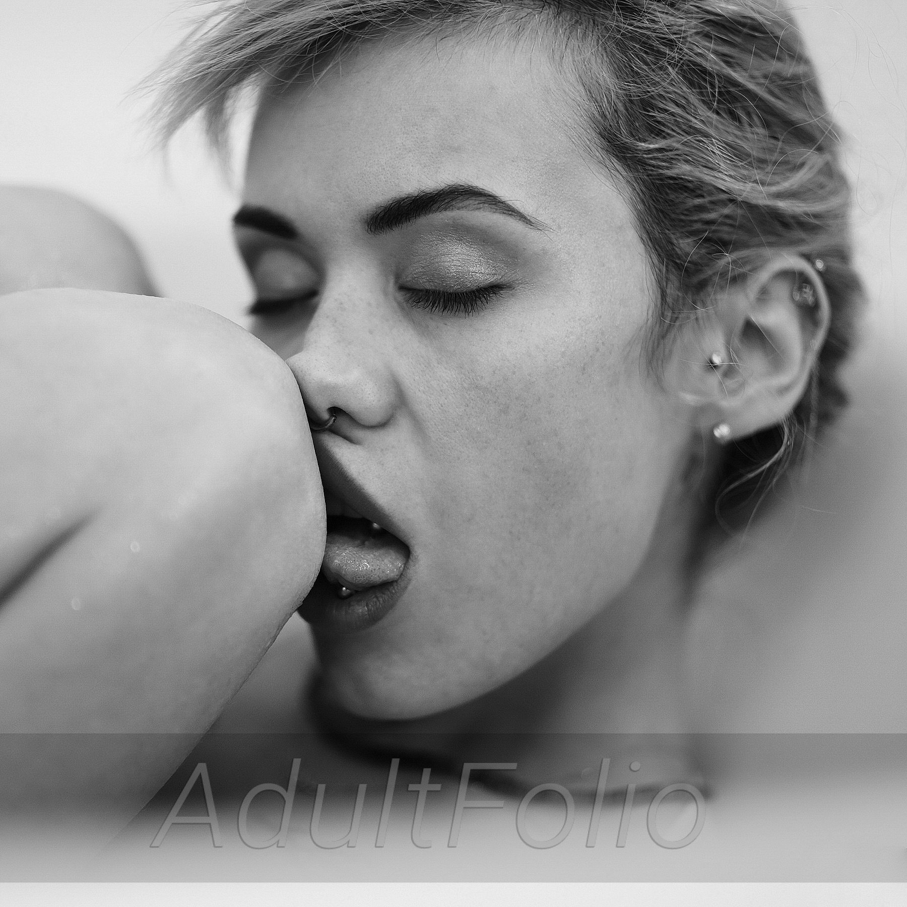 https://www.adultfolio.com/images/watermark/933227.jpg